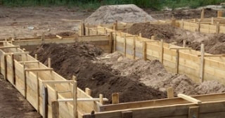 Ленточный фундамент с цоколем в Железногорске - от 15795 руб.